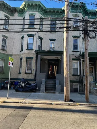 $2,100 | 381 Baldwin Avenue, Unit 1, Jersey City, NJ 07306