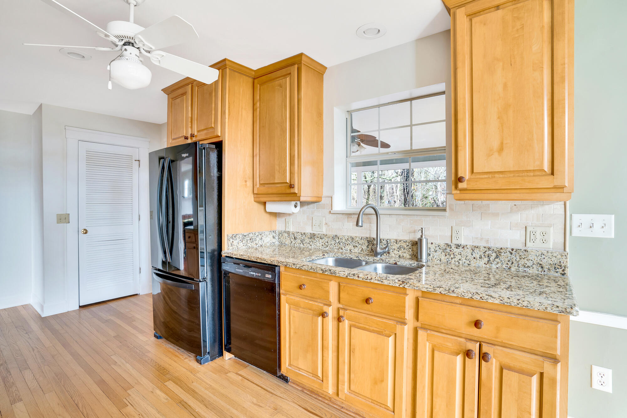 205 Hardy Road Lookout Mountain, GA 30750 - Photo 17 of 47 Galley Kitchen