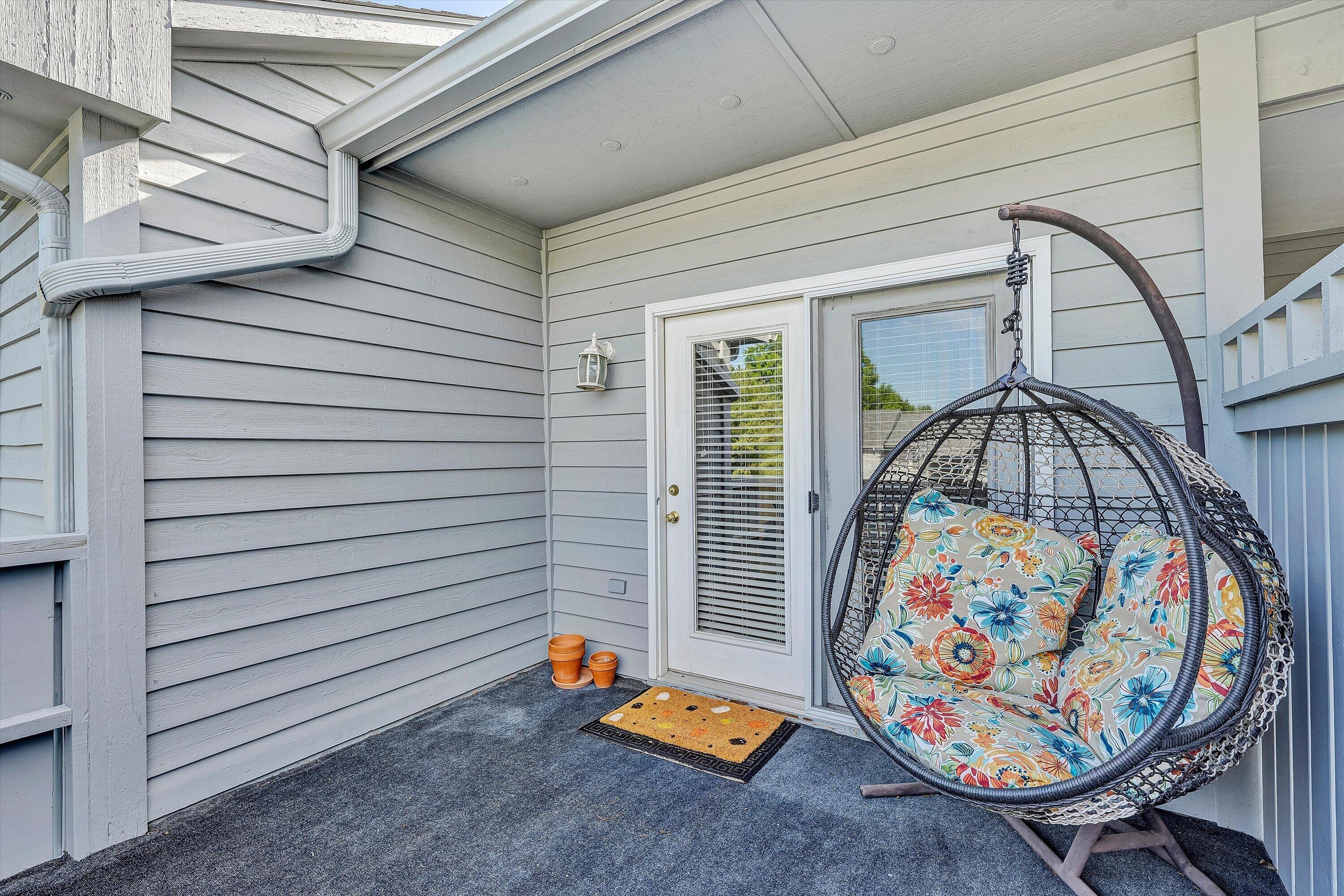1913 South Clearing Road Salem, VA 24153 - Photo 9 of 28 a view of entryway with a table and chairs