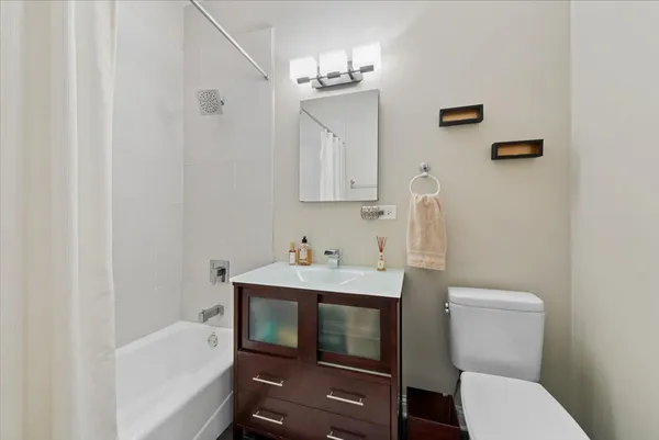 $569,000 | 4511 North Dover Street, Unit 2S, Chicago, IL 60640