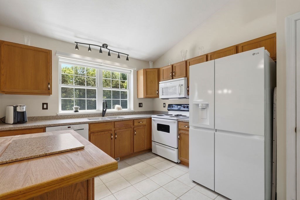 196 Raymond Road Plymouth, MA 02360 - Photo 6 of 42