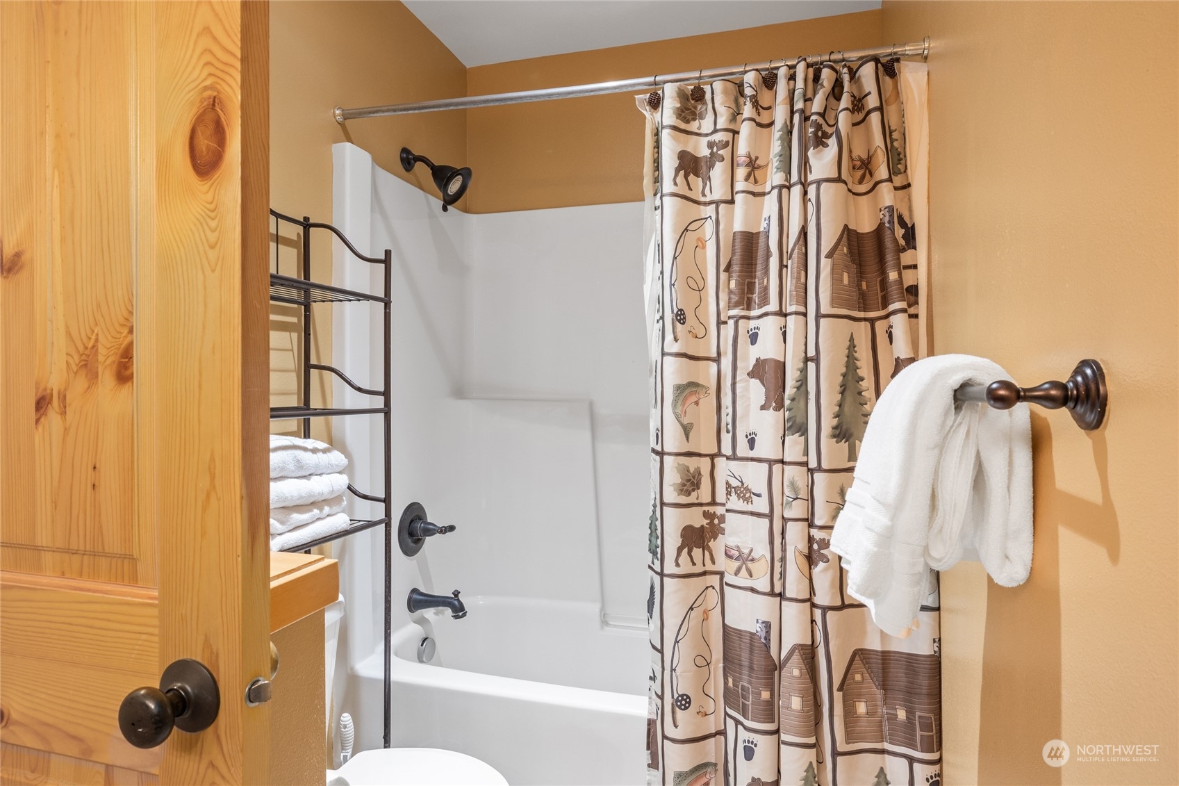 50 Raintree Lane, Unit 4 Ronald, WA 98940 - Photo 17 of 28 a bathroom with a shower and a tub