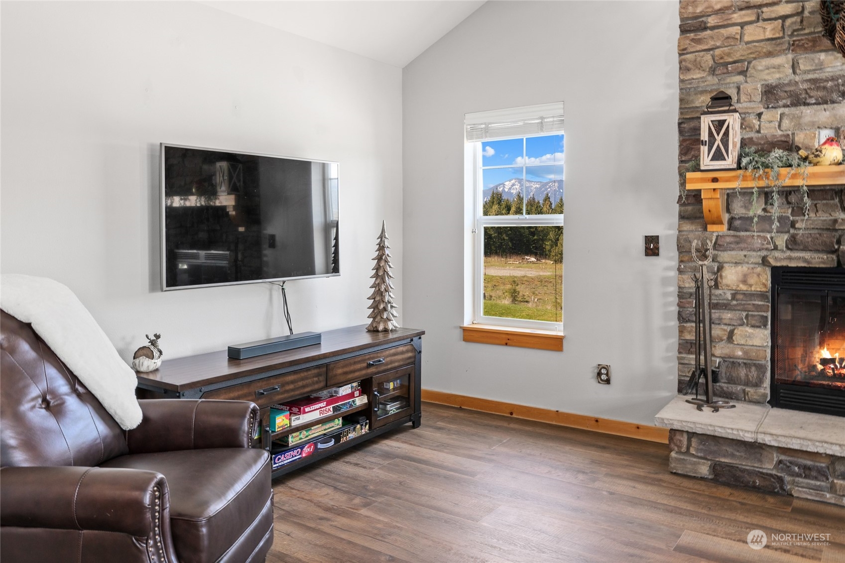 50 Raintree Lane, Unit 4 Ronald, WA 98940 - Photo 9 of 28 a living room with furniture and a flat screen tv