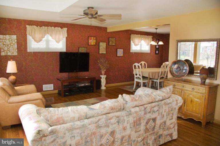 5 Tenbury Road Lutherville-Timonium, MD 21093 - Photo 2 of 30 Living Room