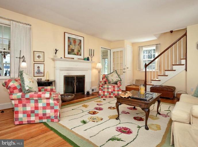 635 Yarmouth Road Towson, MD 21286 - Photo 2 of 20 Living Room