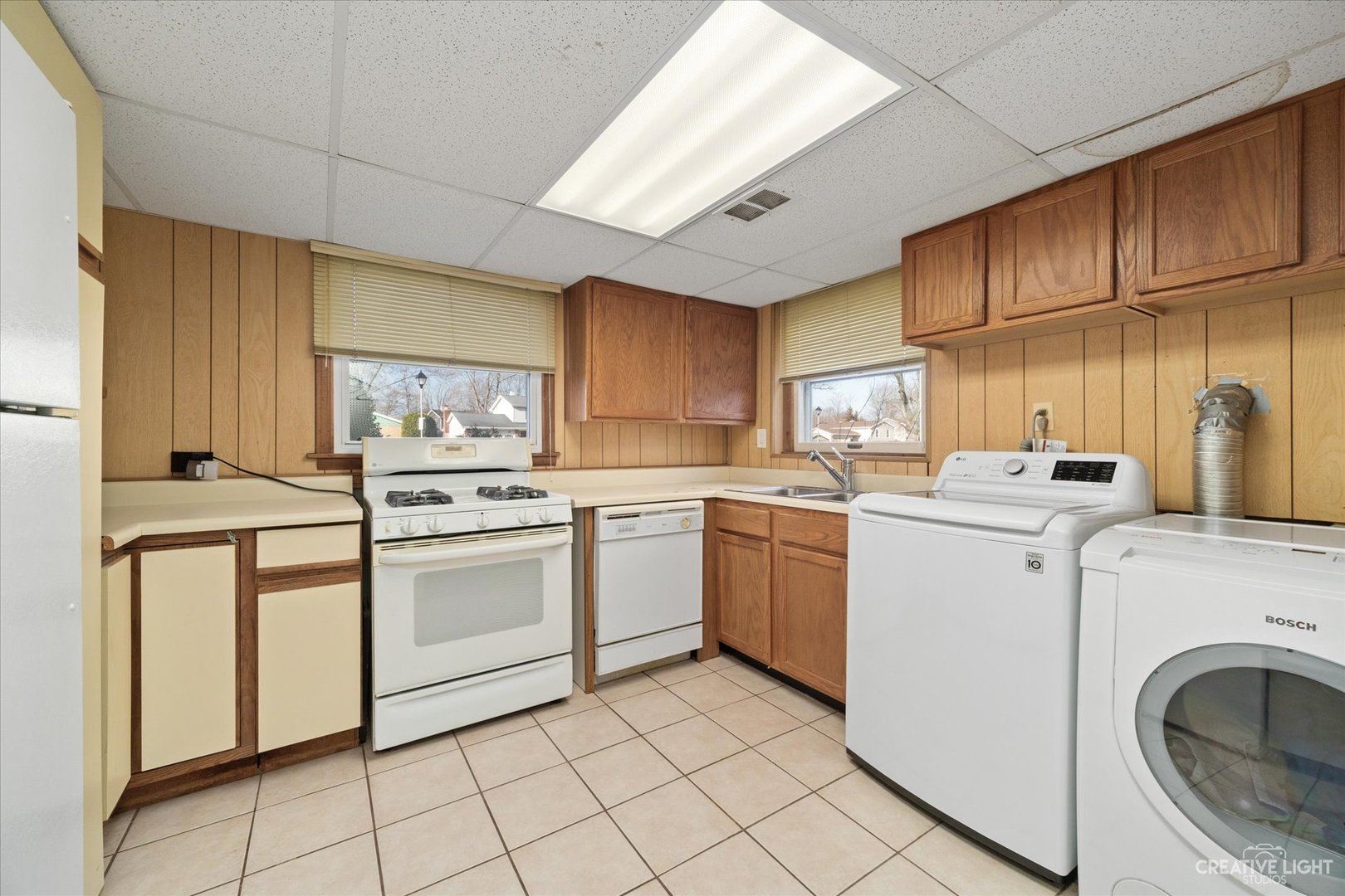 1925 Briarcliffe Boulevard Wheaton, IL 60189 - Photo 18 of 21 a kitchen with sink cabinets and appliances