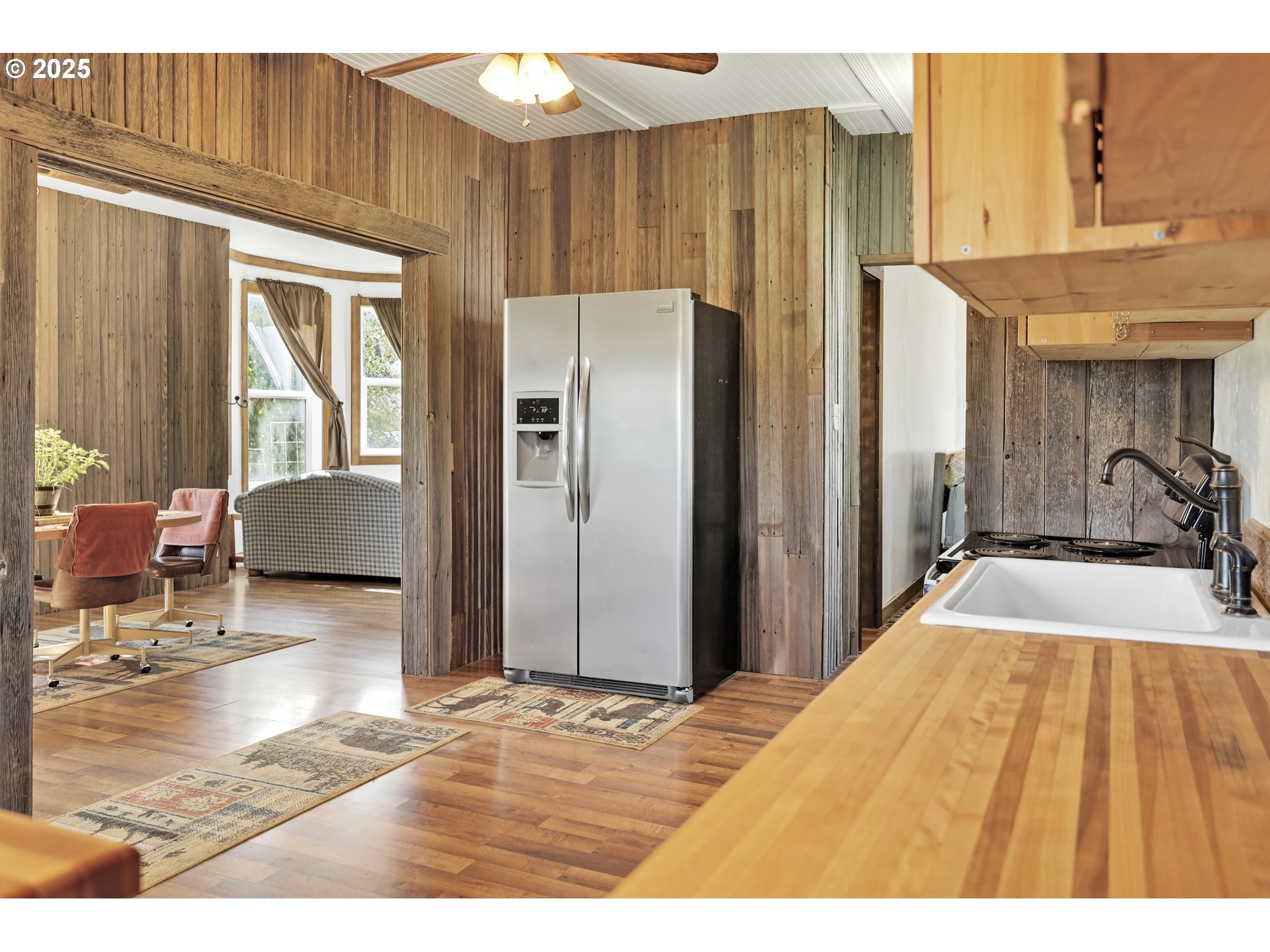 407 Southwest 4th Street Grass Valley, OR 97029 - Photo 11 of 42