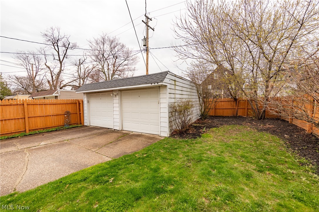 3586 Ingleside Road Beachwood, OH 44122 - Photo 21 of 22 The lawn area of the fully fenced, private rear garden