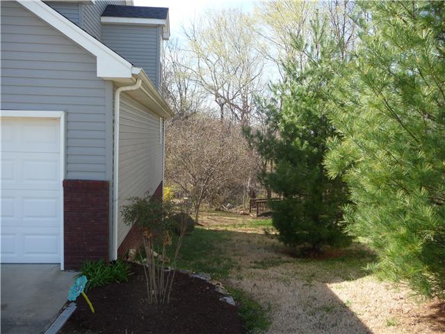 634 Chestnut Court Springfield, TN 37172 - Photo 19 of 20 Side View of Home