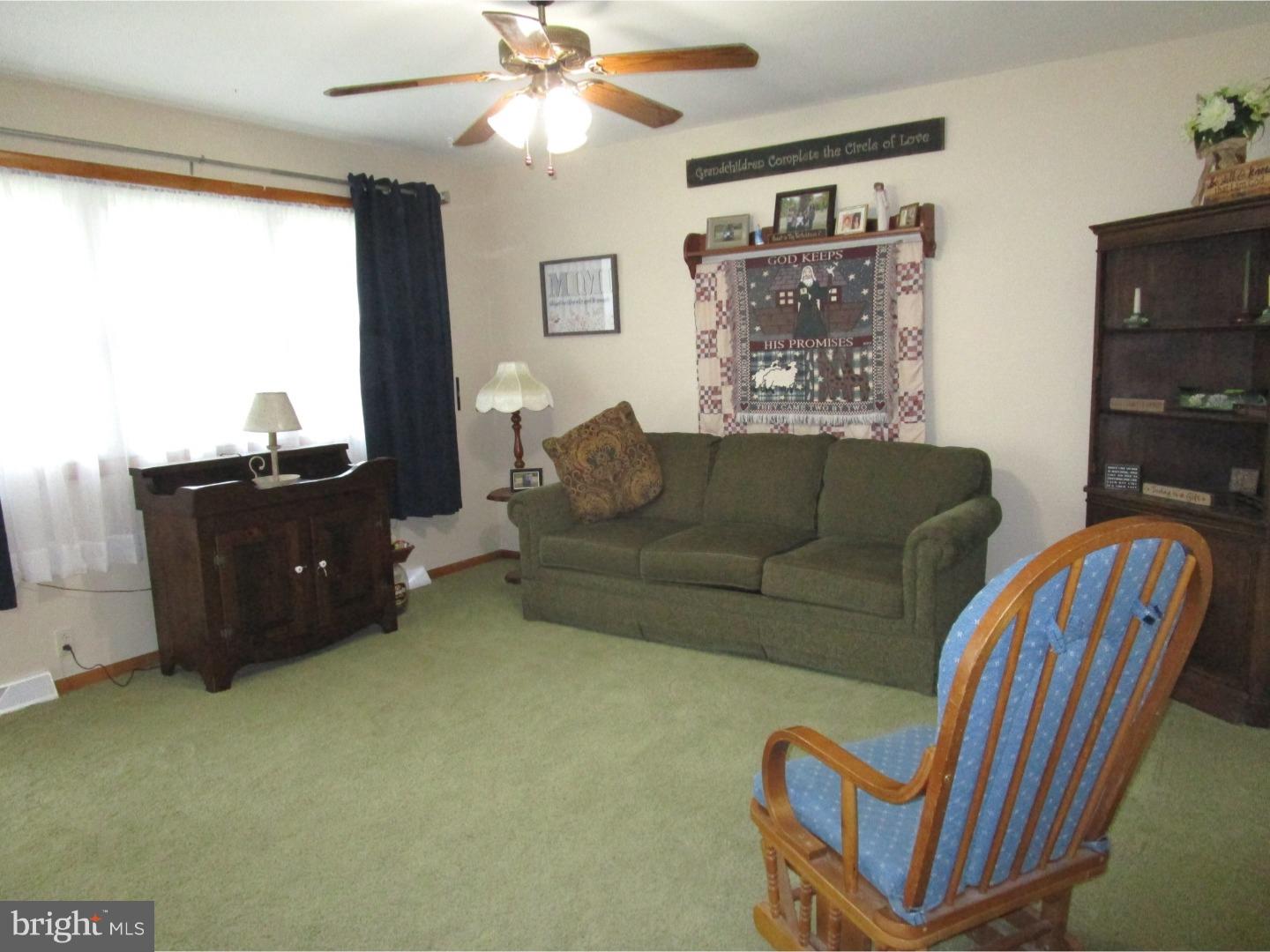 57 Harvard Road Pennsville, NJ 08070 - Photo 5 of 25 Living Room