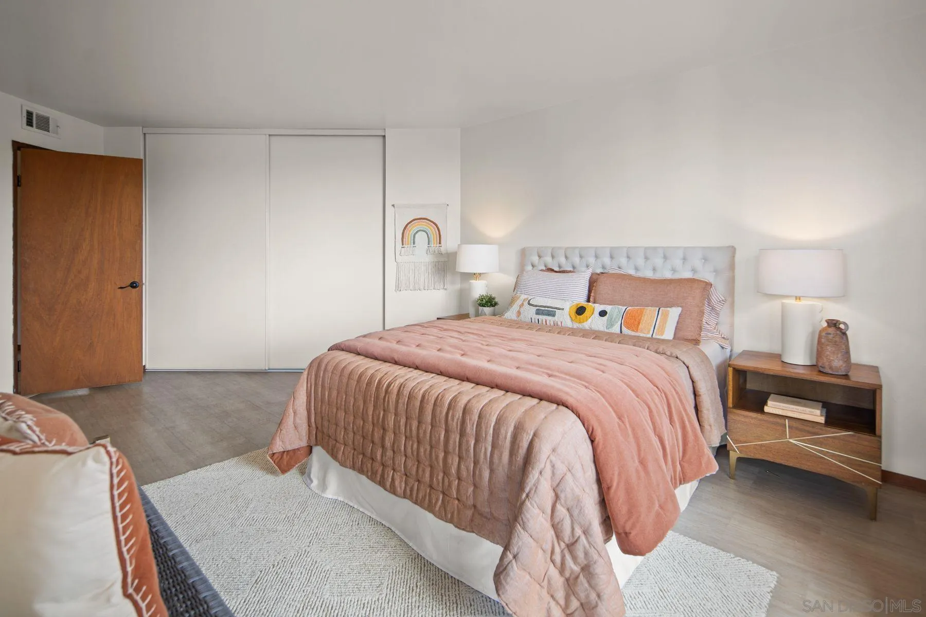 1005 Cornish Drive San Diego, CA 92107 - Photo 39 of 71 a bedroom with a bed and a lamp