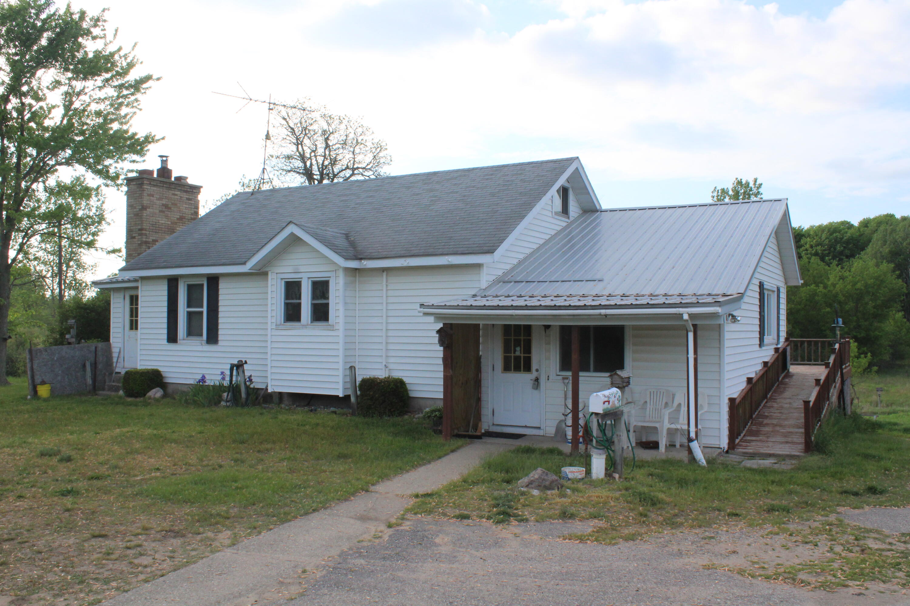 7692 Derby Road Six Lakes, MI 48886 - Photo 3 of 17 IMG_9763