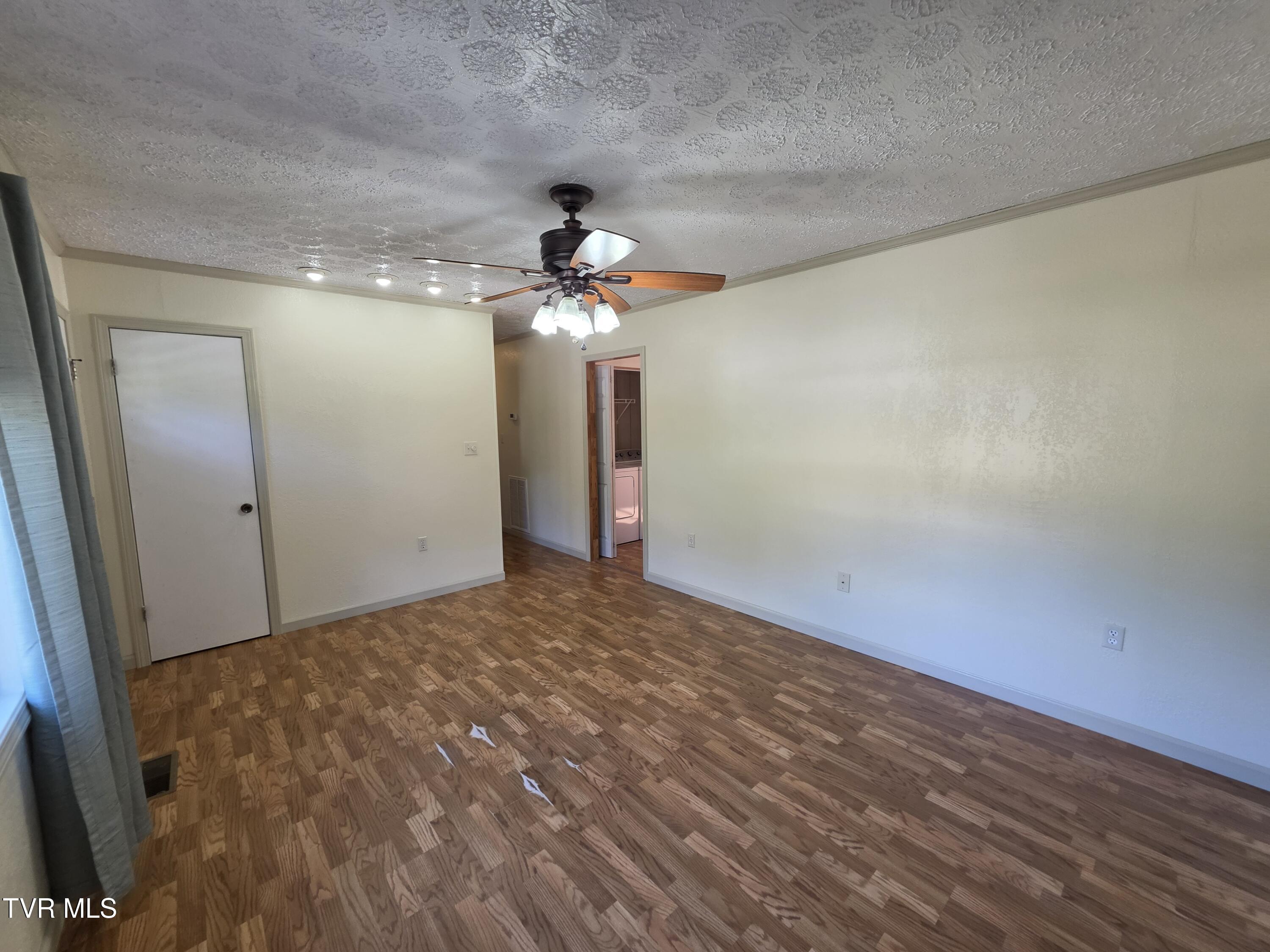 125 Riddle Street Northeast Norton, VA 24273 - Photo 22 of 52 living room