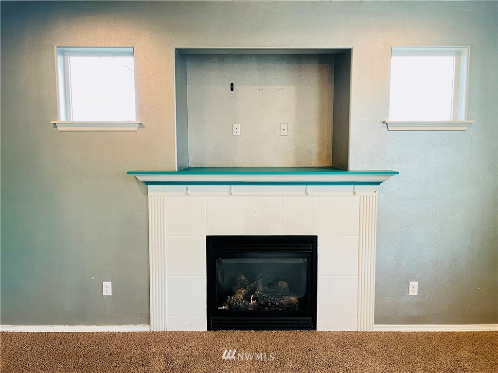 1924 Stevens Street Walla Walla, WA 99362 - Photo 11 of 24 a living room with a fireplace