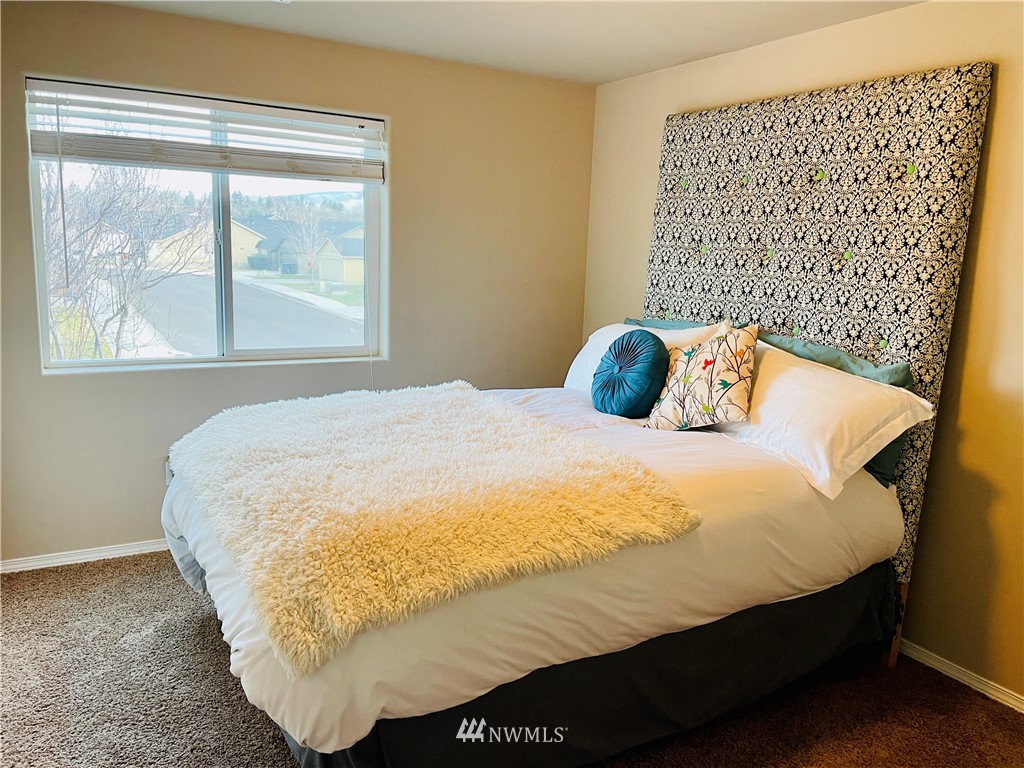 1924 Stevens Street Walla Walla, WA 99362 - Photo 15 of 24 a bed sitting in a bedroom next to a window