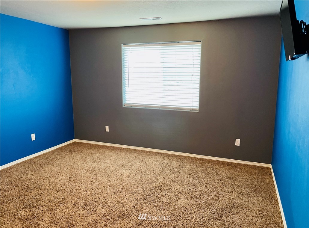 1924 Stevens Street Walla Walla, WA 99362 - Photo 18 of 24 an empty room with a window