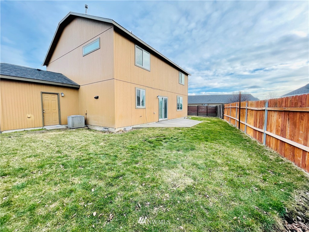 1924 Stevens Street Walla Walla, WA 99362 - Photo 24 of 24 a backyard of a house with lots of green space