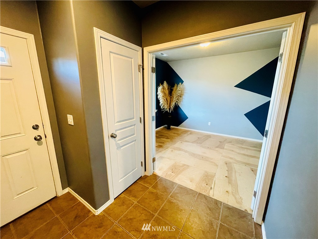 1924 Stevens Street Walla Walla, WA 99362 - Photo 3 of 24 a view of a hallway