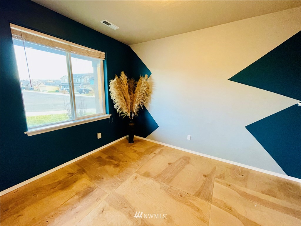 1924 Stevens Street Walla Walla, WA 99362 - Photo 4 of 24 a view of a big room with windows