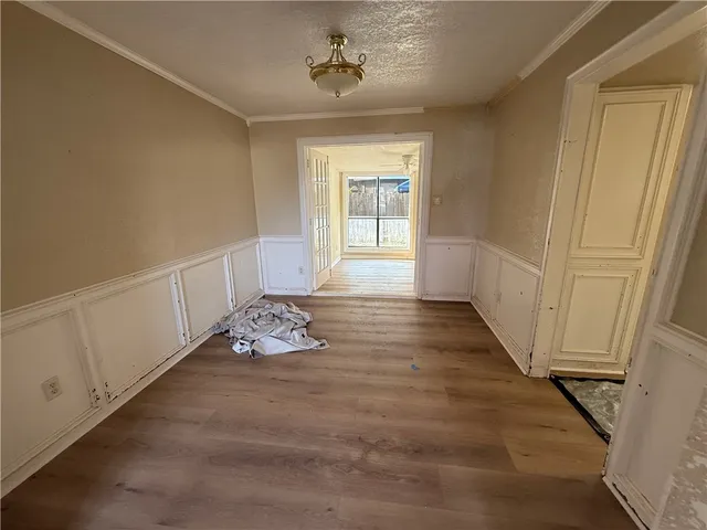 a view of entryway with window