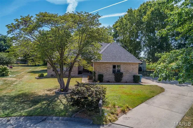 $359,900 | 355 Kingsbury Court, Highland, IL 62249