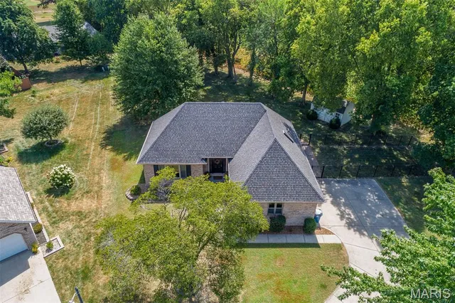 $359,900 | 355 Kingsbury Court, Highland, IL 62249