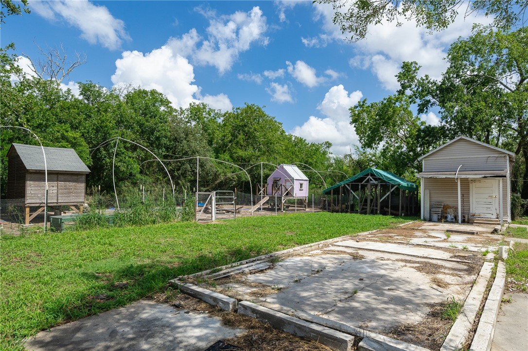 119 East Houston Street Refugio, TX 78377 - Photo 14 of 40