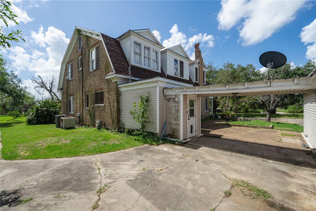 119 East Houston Street Refugio, TX 78377 - Photo 4 of 40