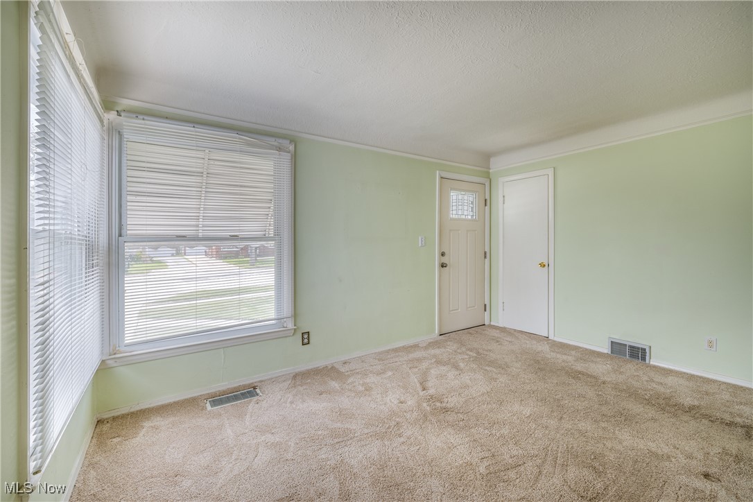 4516 Snow Road Cleveland, OH 44134 - Photo 5 of 31