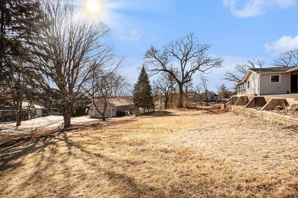 a view of a yard with a house