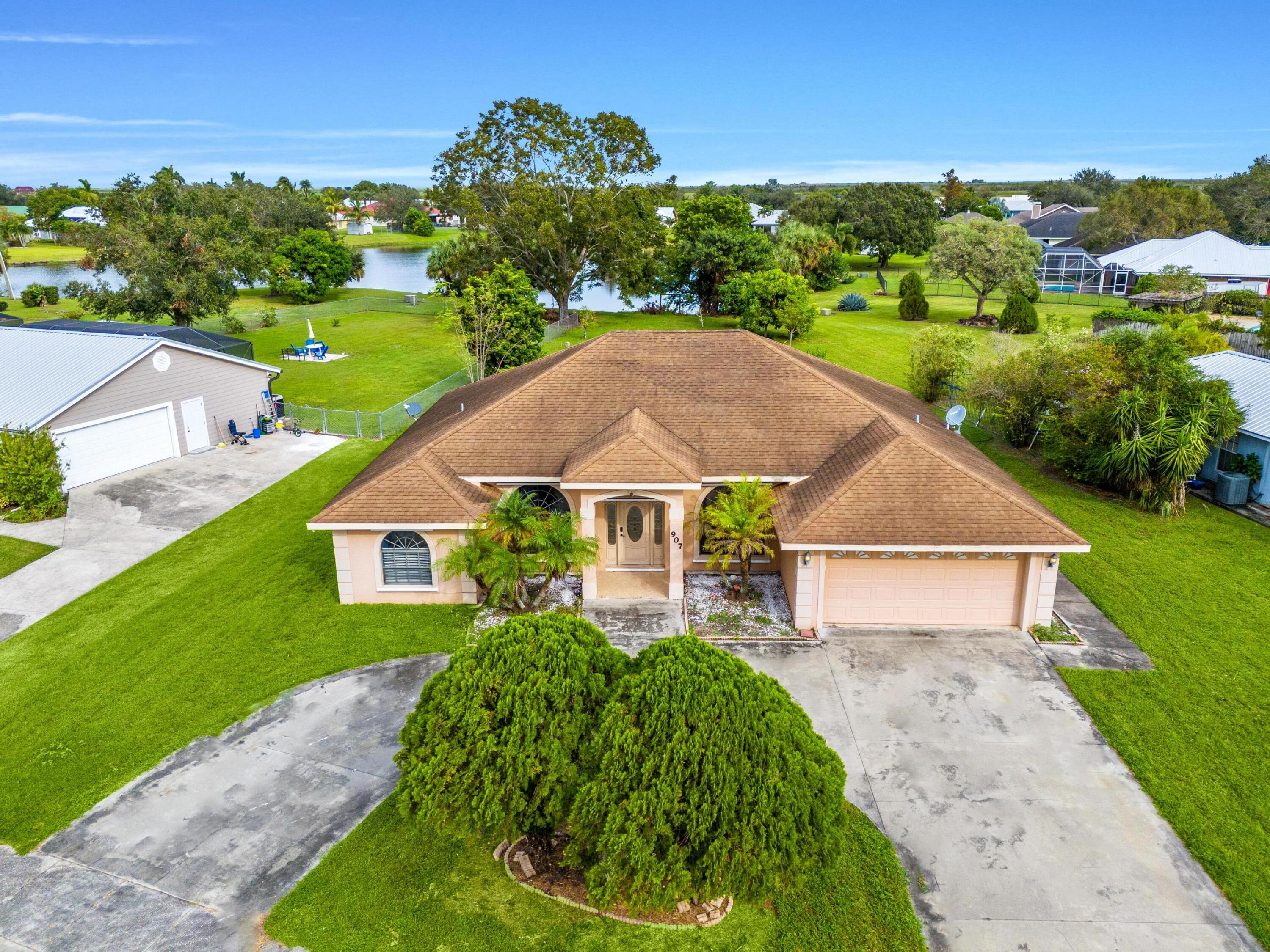 907 Sawgrass Street Clewiston, FL 33440 - Photo 57 of 60 an aerial view of a house