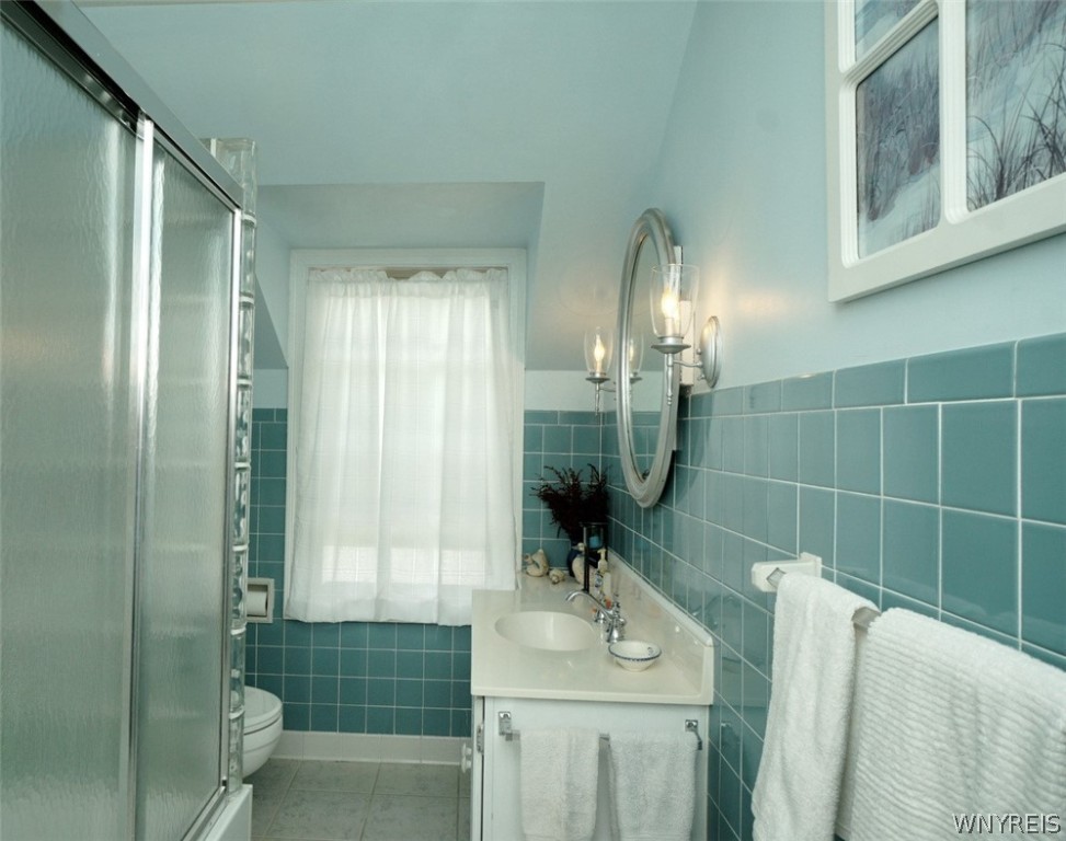 4464 Freeman Road Orchard Park, NY 14127 - Photo 18 of 30 Main Bathroom