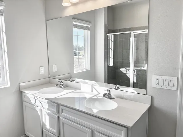 $2,400 | 4534 Arden Way, Bradenton, FL 34211