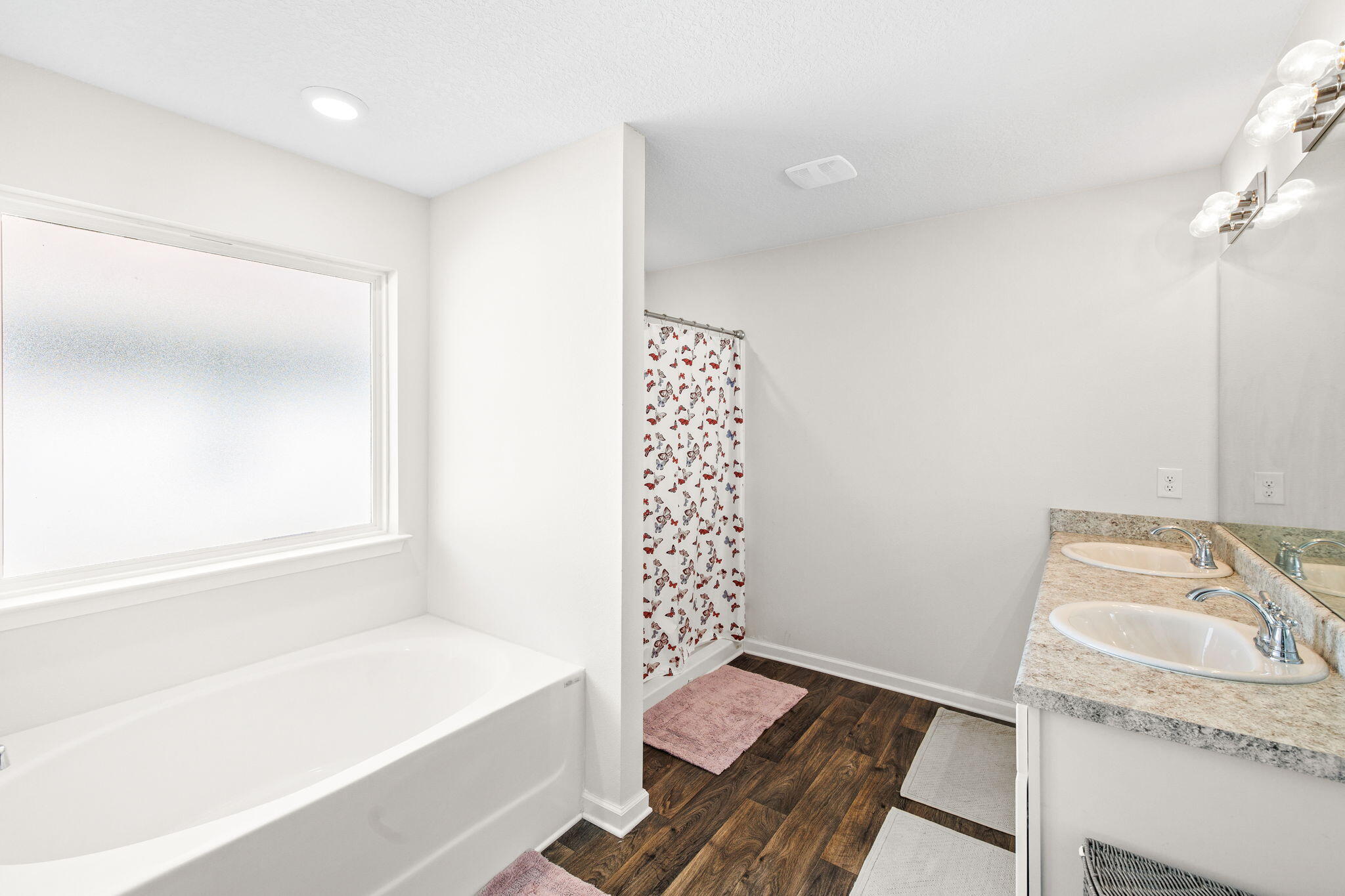 245 This Way Freeport, FL 32439 - Photo 20 of 46 a bathroom with a bathtub and shower