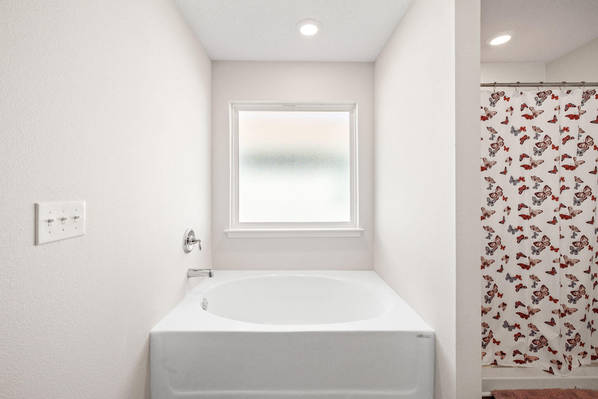 245 This Way Freeport, FL 32439 - Photo 21 of 46 a bathroom with a bathtub and shower