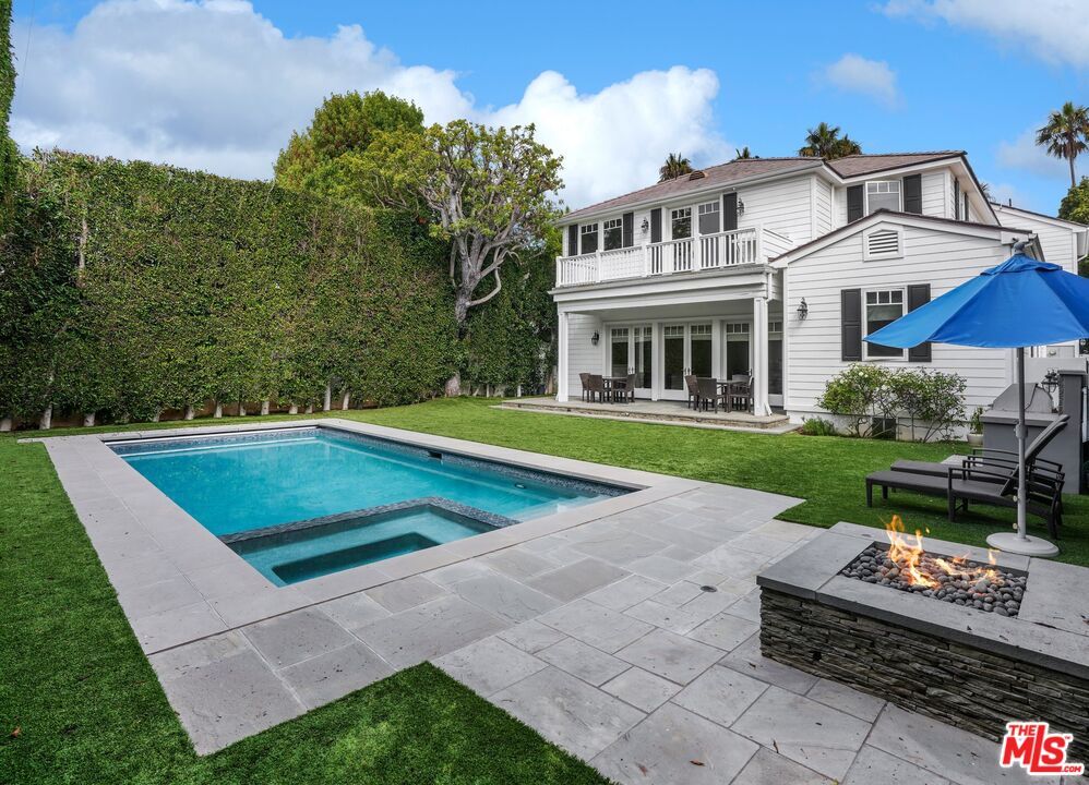 522 21st Street Santa Monica, CA 90402 - Photo 2 of 18 a view of outdoor space yard and swimming pool