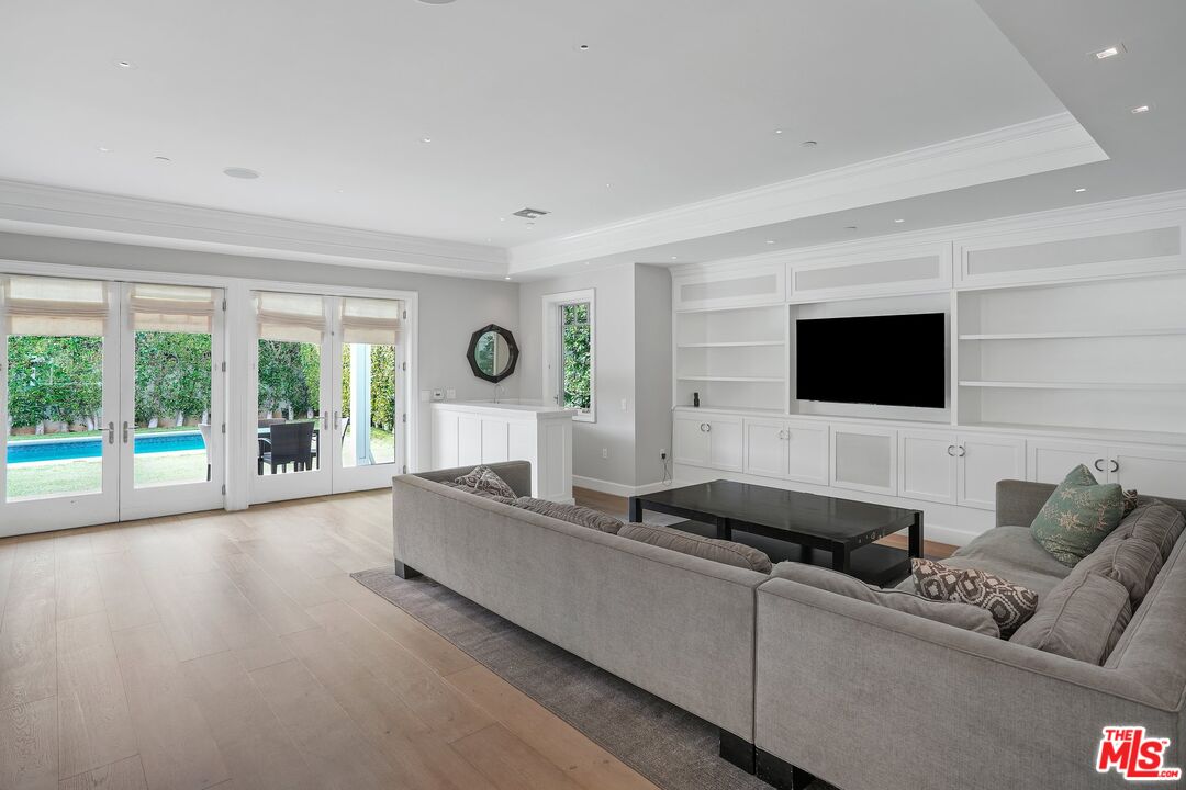 522 21st Street Santa Monica, CA 90402 - Photo 7 of 18 a living room with furniture and a flat screen tv