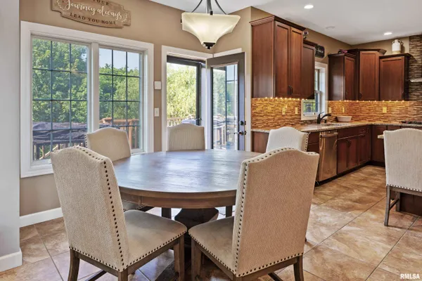 $645,000 | 6504 North Stone Ridge Drive, Quincy, IL 62305