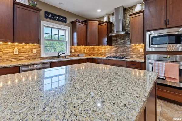 $645,000 | 6504 North Stone Ridge Drive, Quincy, IL 62305