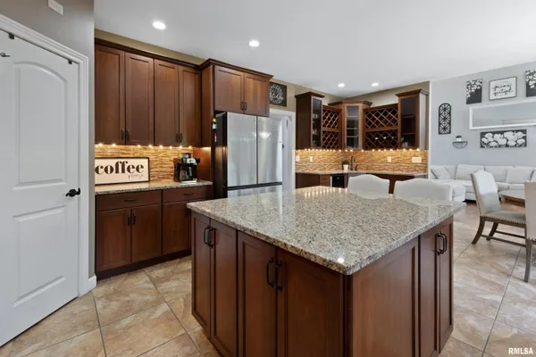 $645,000 | 6504 North Stone Ridge Drive, Quincy, IL 62305