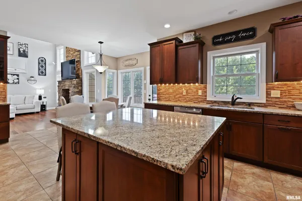 $645,000 | 6504 North Stone Ridge Drive, Quincy, IL 62305