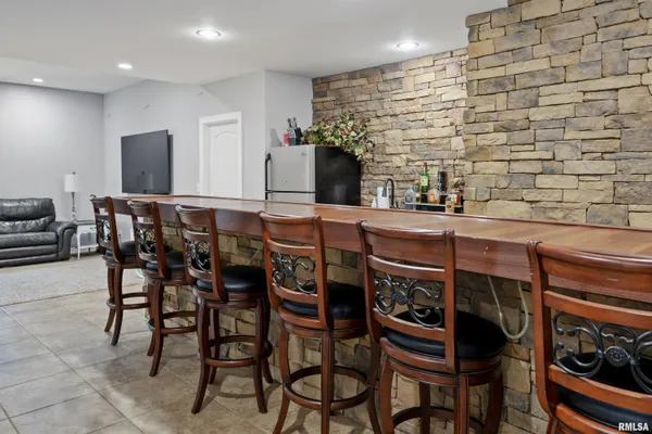 $645,000 | 6504 North Stone Ridge Drive, Quincy, IL 62305