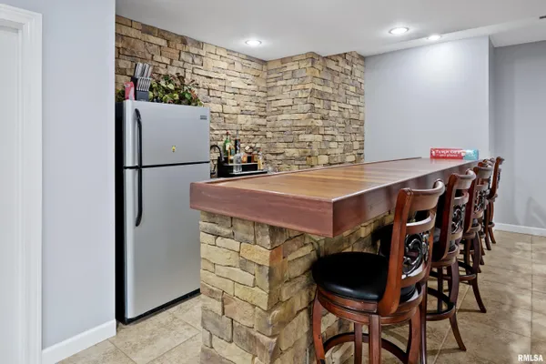 $645,000 | 6504 North Stone Ridge Drive, Quincy, IL 62305