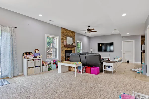$645,000 | 6504 North Stone Ridge Drive, Quincy, IL 62305