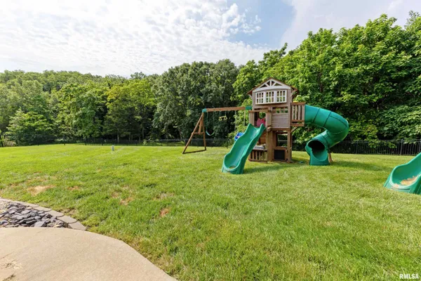 $645,000 | 6504 North Stone Ridge Drive, Quincy, IL 62305