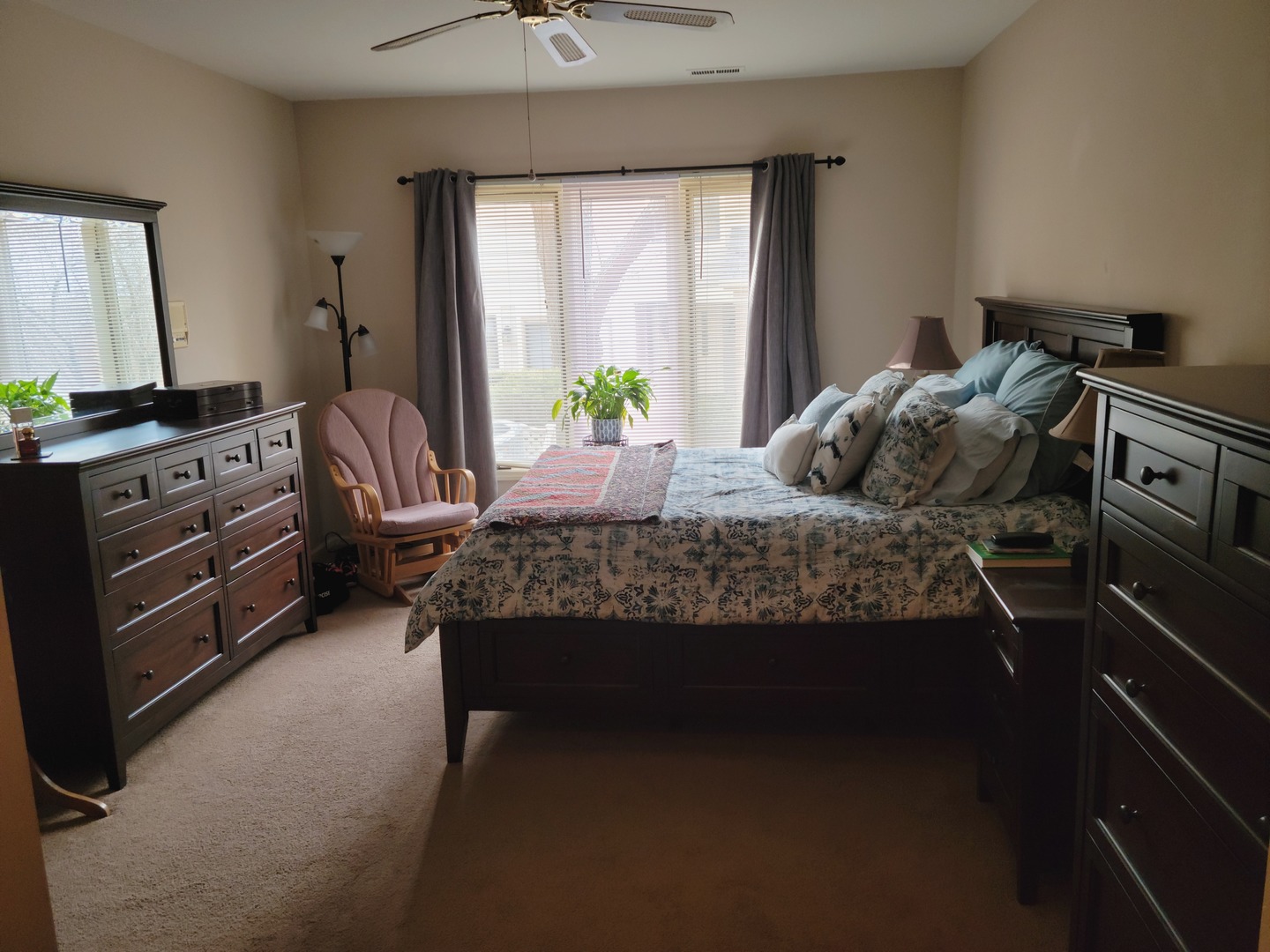 1214 Gulfstream Parkway, Unit 1 Libertyville, IL 60048 - Photo 6 of 10 a bedroom with a bed and a dresser