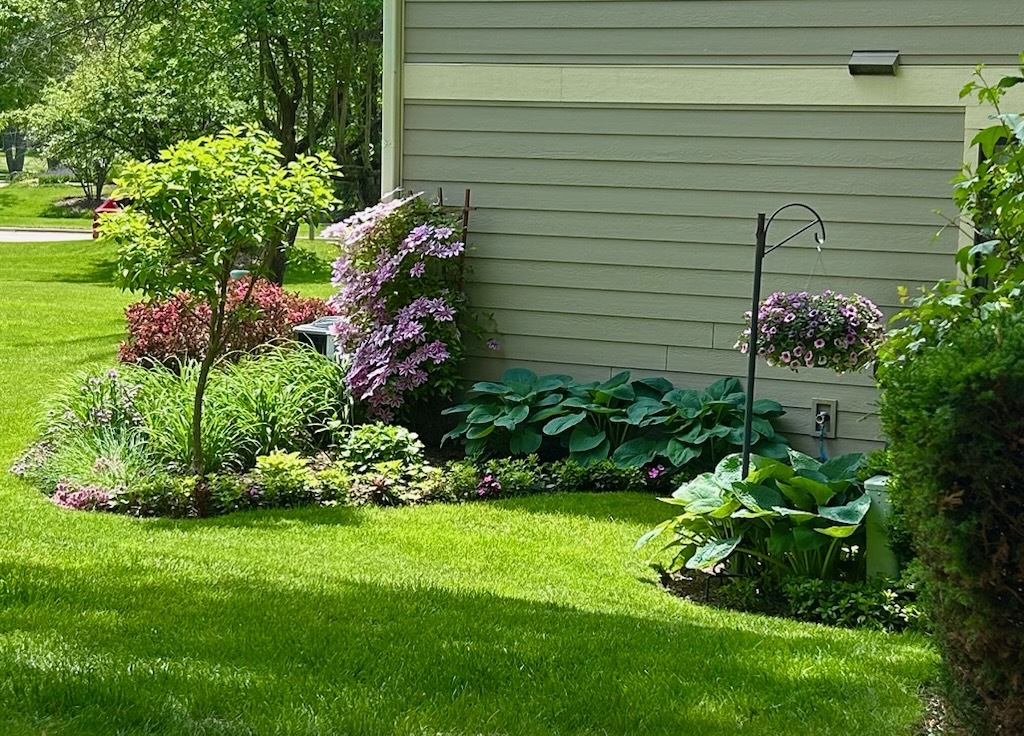 1214 Gulfstream Parkway, Unit 1 Libertyville, IL 60048 - Photo 9 of 10 a garden with a bench