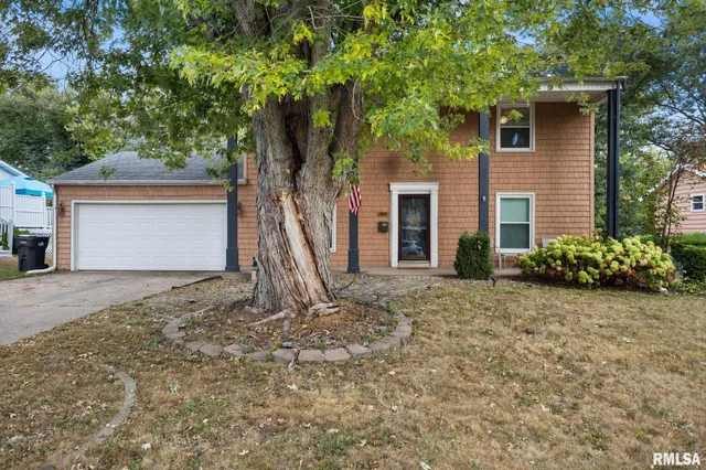 $199,900 | 1900 St Clair Drive, Pekin, IL 61554