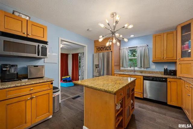 $199,900 | 1900 St Clair Drive, Pekin, IL 61554