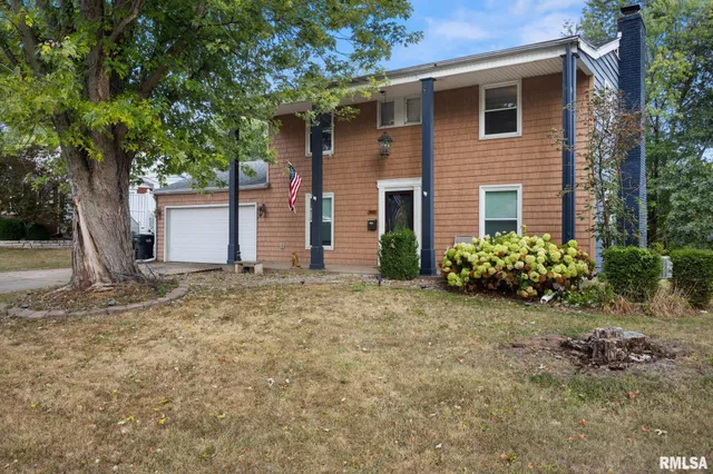 $199,900 | 1900 St Clair Drive, Pekin, IL 61554